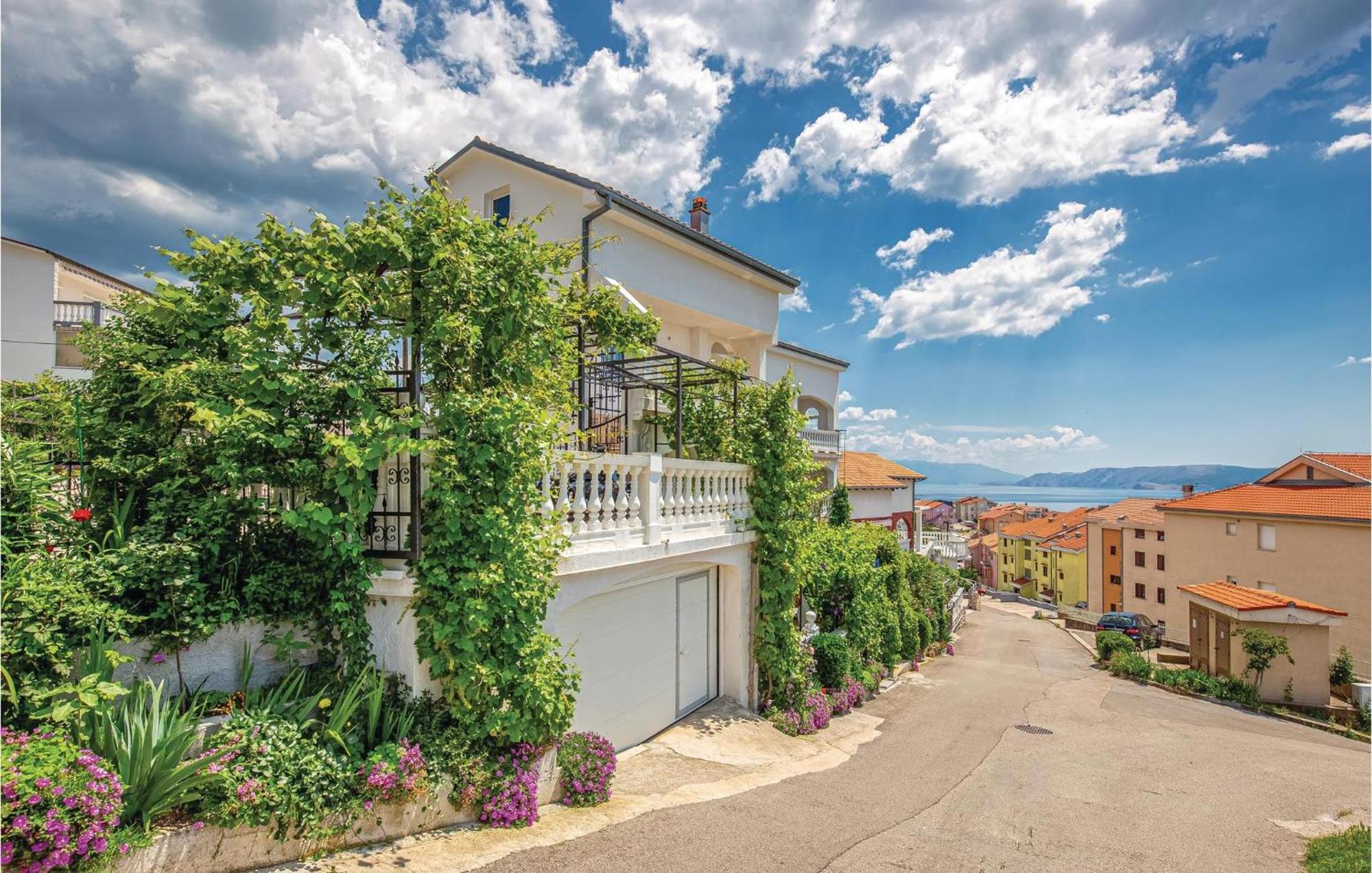 Stunning Apartment In Crikvenica With Kitchen Exterior foto